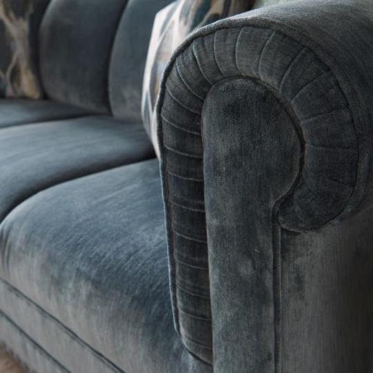 modra matna zamatova chesterfield pohovka sofa klasicka elegantna na mieru dizajnovana calunnena vyroba rozkladacia fotelka.jpg